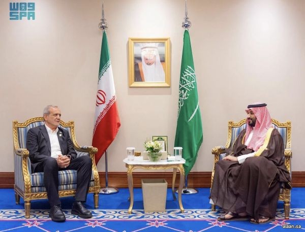 سموُّ ولي العهد يلتقي رئيس الجمهورية الإسلامية الإيرانية سموُّ ولي العهد يلتقي رئيس الجمهورية الإسلامية الإيرانية