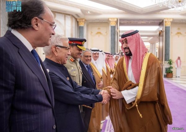 سموُّ ولي العهد يستقبل رئيس وزراء جمهورية باكستان الإسلامية ويعقدان جلسة مباحثات رسمية ويوقعان على اتفاقية الدفاع الإستراتيجي المشترك