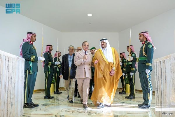 رئيس وزراء جمهورية باكستان يغادر الرياض وفي مقدمة مودعيه نائب أمير المنطقة