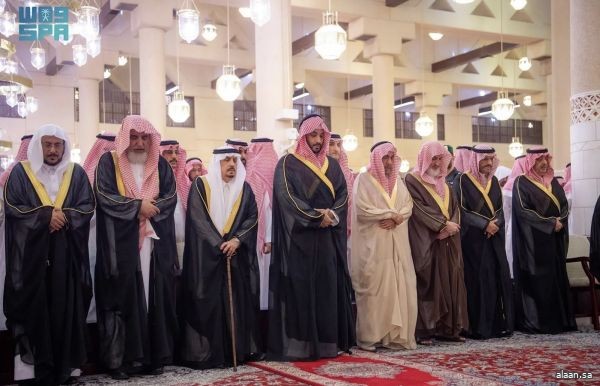 سمو ولي العهد يؤدي صلاة الميت على سماحة الشيخ عبدالعزيز بن عبدالله بن محمد آل الشيخ -رحمه الله-