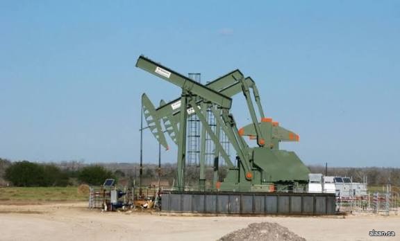 النفط يتراجع عن ذروة 7 أسابيع مع تقييم المتعاملين لضبابية العرض والطلب