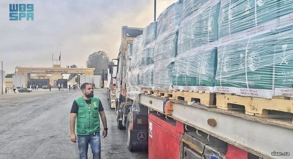 مقدمة من مركز الملك سلمان للإغاثة .. مساعدات إغاثية سعودية جديدة تعبر منفذ رفح متجهة إلى قطاع غزة