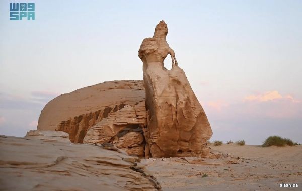 "صخرة العروسة" تشكيلٍ جيولوجي نادر خارج العُلا
