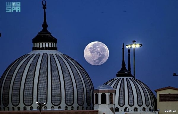 قمر الحصاد النادر.. أول قمر عملاق في عام 2025 يزين سماء المملكة