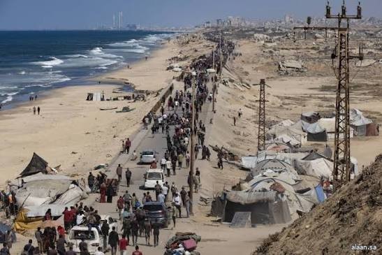 الفلسطينيون يعودون لمنازلهم المدمرة بغزة مع بدء الانسحاب الإسرائيلي