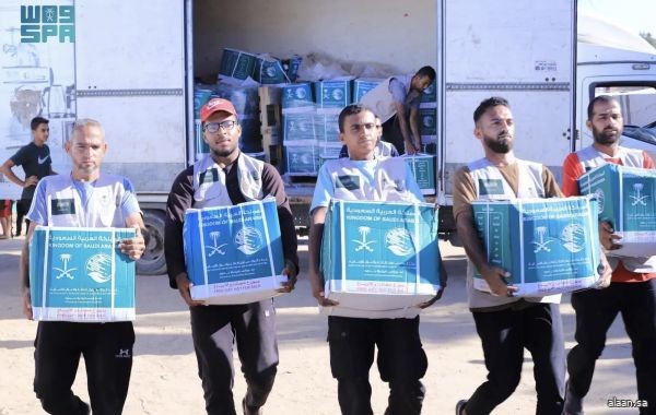مركز الملك سلمان للإغاثة يوزّع مساعدات غذائية مخصصة للأطفال في قطاع غزة