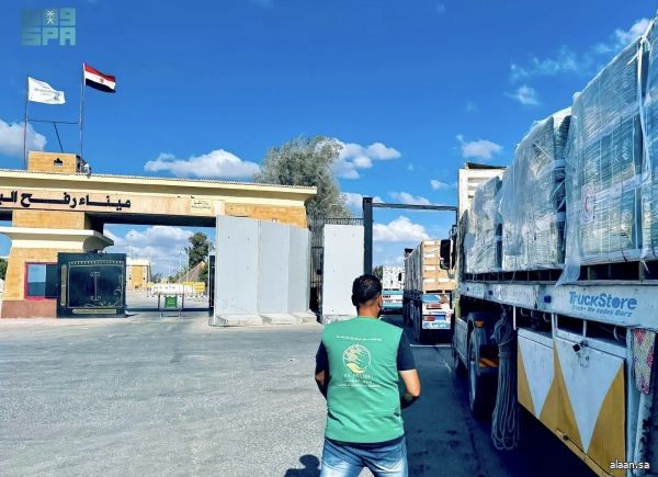 مساعدات إغاثية سعودية جديدة تعبر منفذ رفح متجهة إلى قطاع غزة مقدمة من مركز الملك سلمان للإغاثة مساعدات إغاثية سعودية جديدة تعبر منفذ رفح متجهة إلى قطاع غزة مقدمة من مركز الملك سلمان للإغاثة