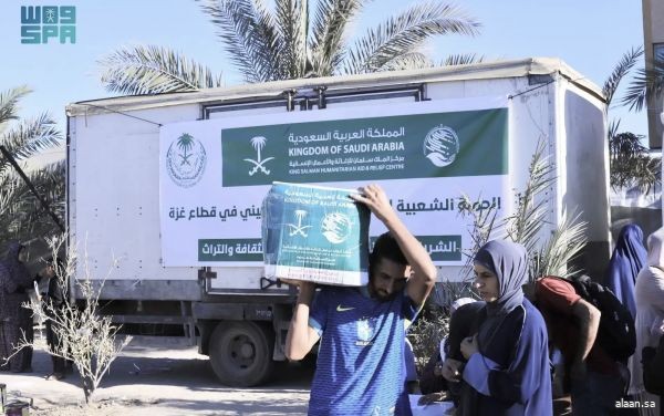 مركز الملك سلمان للإغاثة يوزّع مساعدات إغاثية في مخيمات النازحين في قطاع غزة