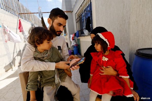 صحفي من غزة يعود لزوجته وطفليه بعدما أبلغوه في سجن إسرائيلي أنهم ماتوا صحفي من غزة يعود لزوجته وطفليه بعدما أبلغوه في سجن إسرائيلي أنهم ماتوا