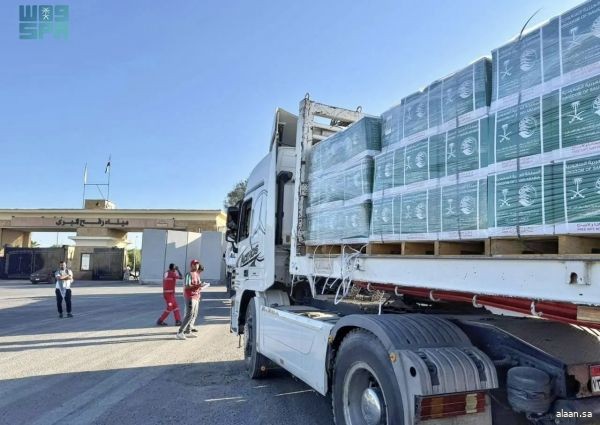 مساعدات إنسانية سعودية جديدة تعبر منفذ رفح متجهة إلى قطاع غزة مقدمة من مركز الملك سلمان للإغاثة