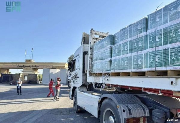 مساعدات إنسانية سعودية جديدة تعبر منفذ رفح متجهة إلى قطاع غزة مقدمة من مركز الملك سلمان للإغاثة