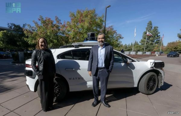 السواحه يجتمع بالرئيسة التنفيذية لشركة waymo لتعزيز الشراكات في تقنيات القيادة الذاتية والتنقل الذكي