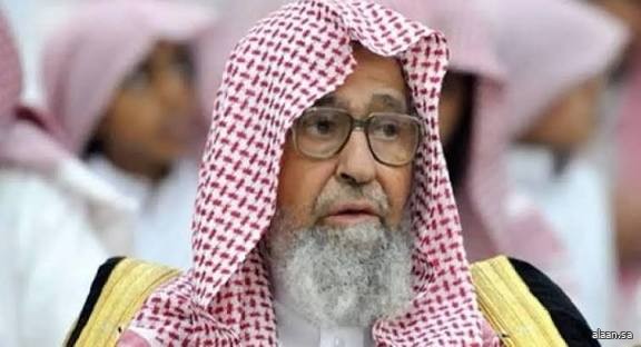 مفتي عام المملكة ينوّه بدعم القيادة لجهاز الإفتاء ويُثني على جهود الشيخ عبدالعزيز آل الشيخ رحمه الله مفتي عام المملكة ينوّه بدعم القيادة لجهاز الإفتاء ويُثني على جهود الشيخ عبدالعزيز آل الشيخ رحمه الله