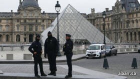 توقيف رجلين على خلفية سرقة متحف اللوفر