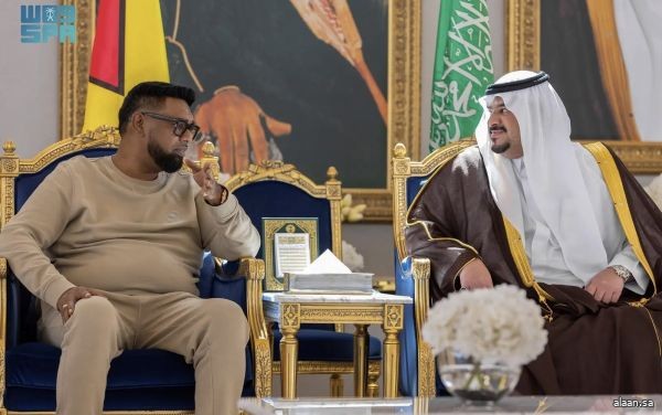رئيس جمهورية غويانا التعاونية يصل إلى الرياض وفي مقدمة مستقبليه نائب أمير المنطقة رئيس جمهورية غويانا التعاونية يصل إلى الرياض وفي مقدمة مستقبليه نائب أمير المنطقة