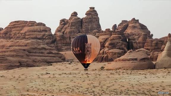 العُلا .. رحلات الطيران بالمناطيد الهوائية تجربة فريدة فوق التضاريس الطبيعية والمعالم التاريخية