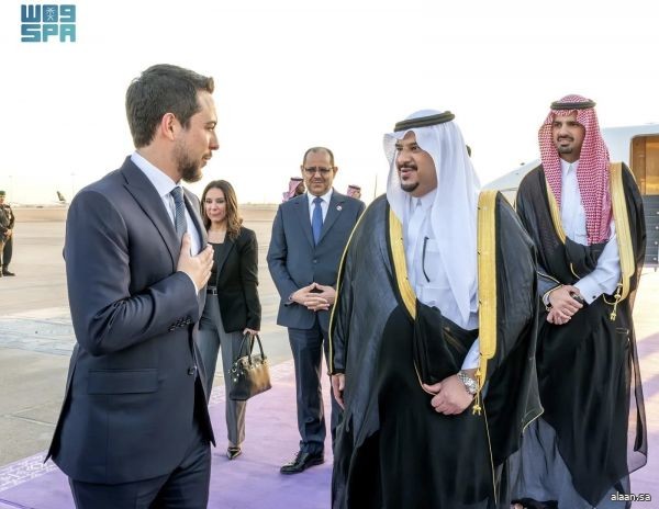 ولي عهد الأردن يصل إلى الرياض وفي مقدمة مستقبليه نائب أمير المنطقة ولي عهد الأردن يصل إلى الرياض وفي مقدمة مستقبليه نائب أمير المنطقة
