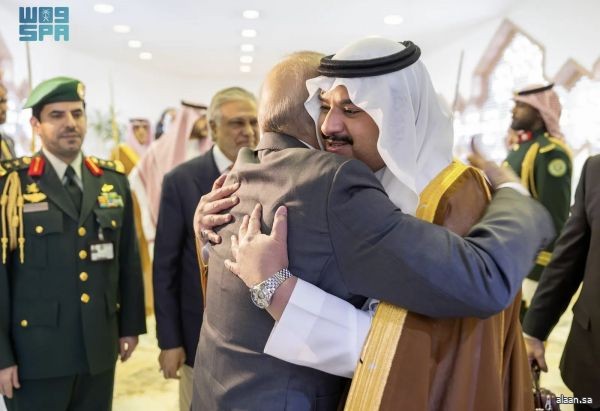 رئيس وزراء جمهورية باكستان الإسلامية يغادر الرياض وفي مقدمة مودعيه نائب أمير المنطقة رئيس وزراء جمهورية باكستان الإسلامية يغادر الرياض وفي مقدمة مودعيه نائب أمير المنطقة