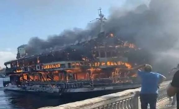 حريق هائل يلتهم باخرة تحمل 220 سائحًا في مصر حريق هائل يلتهم باخرة تحمل 220 سائحًا في مصر