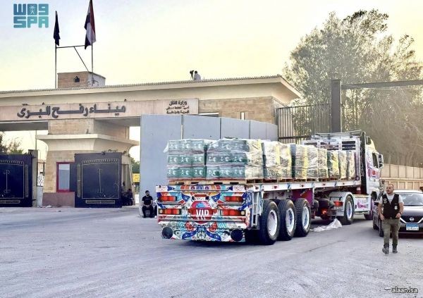 مساعدات إنسانية سعودية جديدة تعبر منفذ رفح متجهة إلى قطاع غزة مقدمة من مركز الملك سلمان للإغاثة مساعدات إنسانية سعودية جديدة تعبر منفذ رفح متجهة إلى قطاع غزة مقدمة من مركز الملك سلمان للإغاثة