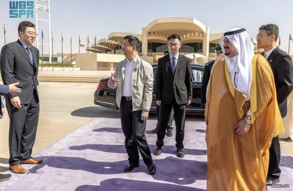نائب رئيس جمهورية الصين الشعبية يغادر الرياض وفي مقدمة مودعيه نائب أمير المنطقة نائب رئيس جمهورية الصين الشعبية يغادر الرياض وفي مقدمة مودعيه نائب أمير المنطقة