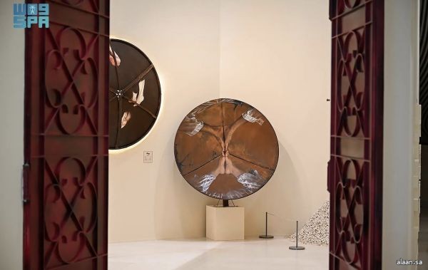 "إثراء" يطلق معرض "صدى المألوف" لاستحضار الذاكرة والحنين للماضي بعدسة الفن المعاصر "إثراء" يطلق معرض "صدى المألوف" لاستحضار الذاكرة والحنين للماضي بعدسة الفن المعاصر