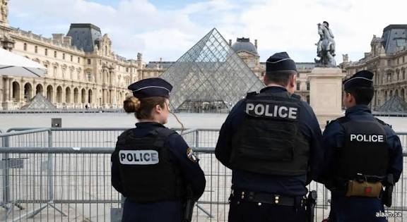 الشرطة الفرنسية تعتقل المزيد من المشتبه بهم في سرقة اللوفر الشرطة الفرنسية تعتقل المزيد من المشتبه بهم في سرقة اللوفر