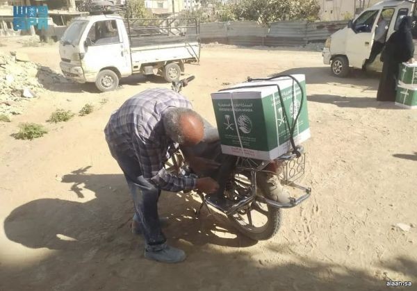 مركز الملك سلمان للإغاثة يوزّع (507) سلال غذائية في محافظة ريف دمشق مركز الملك سلمان للإغاثة يوزّع (507) سلال غذائية في محافظة ريف دمشق