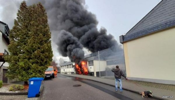 حريق هائل بألمانيا يلتهم مدرسة وتحذيرات للسكان بسبب الدخان حريق هائل بألمانيا يلتهم مدرسة وتحذيرات للسكان بسبب الدخان