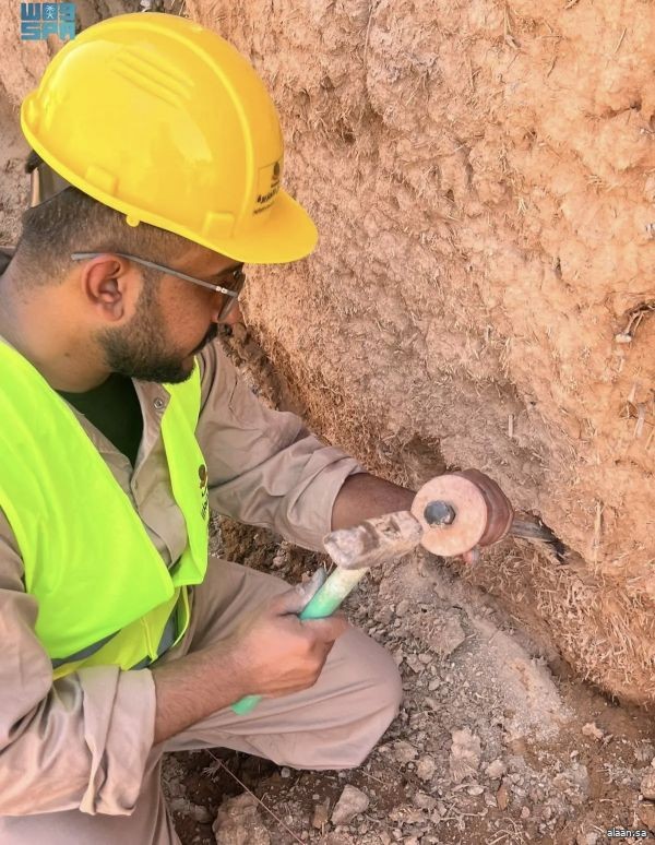 مشروع الأمير محمد بن سلمان لتطوير المساجد التاريخية يمكّن 30 طالبًا وطالبة من التدريب على البناء بالطين وصناعة الأخشاب