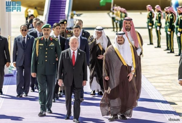 ملك ماليزيا يصل إلى الرياض وفي مقدمة مستقبليه نائب أمير المنطقة