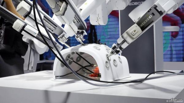 فريق طبي صيني يجري عملية جراحية للعيون عن بعد يزيد عن 4000 كم