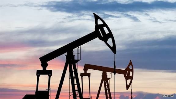 النفط يرتفع مع تراجع المخاوف من فائض المعروض رغم ضعف الطلب