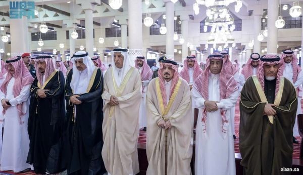 أمير منطقة الرياض يؤدي صلاة الميت على صاحب السمو الأمير فهد بن سعود بن محمد بن مقرن بن مشاري آل سعود