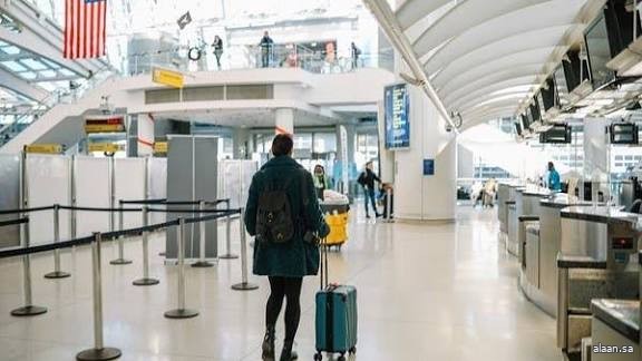 وزير النقل الأمريكي يُحذِّر من تقليص الرحلات الجوية 20% إذا استمر الإغلاق الحكومي