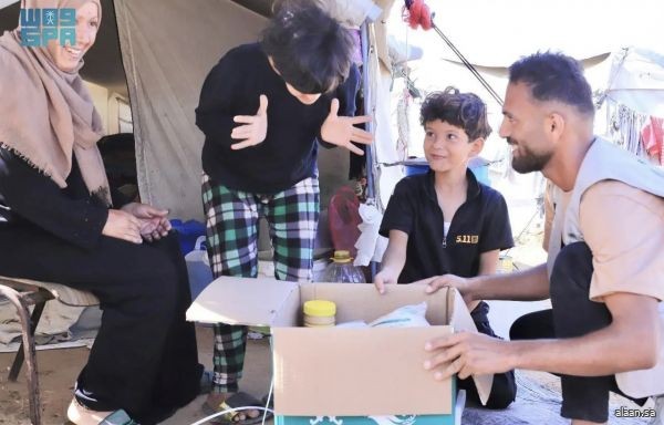 مركز الملك سلمان للإغاثة يواصل توزيع المساعدات الغذائية في منطقة القرارة جنوب قطاع غزة