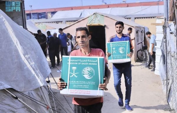 مركز الملك سلمان للإغاثة يواصل توزيع المساعدات الغذائية في شمال وجنوب قطاع غزة