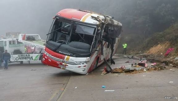 مقتل 12 وإصابة 10 في حادث حافلة بالإكوادور