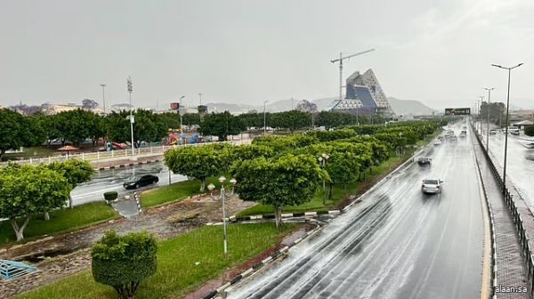 أمطار وأجواء عليلة تزفها مسيلات رؤوس جبال الطائف