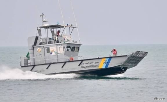حرس الحدود بمنطقة المدينة المنورة ينقذ مواطنًا تعطلت واسطته البحرية في عرض البحر