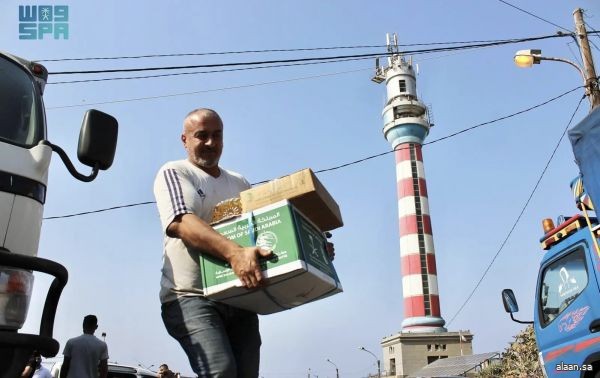 مركز الملك سلمان للإغاثة يوزّع (391) سلة غذائية و(391) كرتون تمر في منطقة الناعمة بلبنان