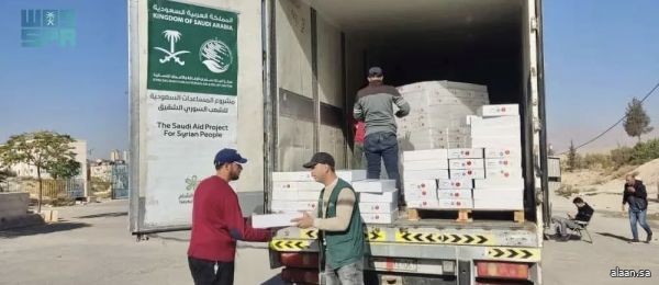 مركز الملك سلمان للإغاثة يوزع (1,157) كرتون تمر في محافظة دمشق