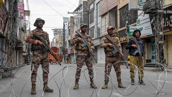 هجوم انتحاري استهدف مقر شرطة الحدود بمدينة بيشاور ومقتل 3 من عناصر الأمن