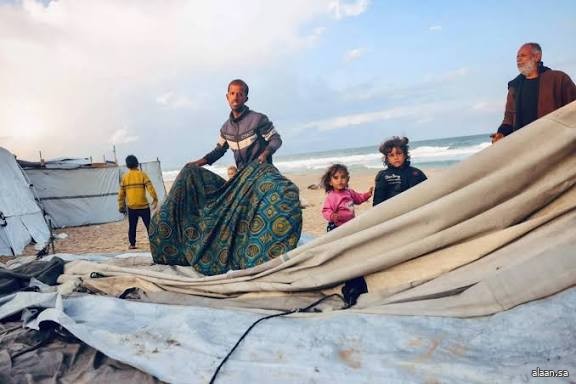 مياه الأمطار تُغرق خيام الفلسطينيين النازحين في غزة مع اقتراب فصل الشتاء