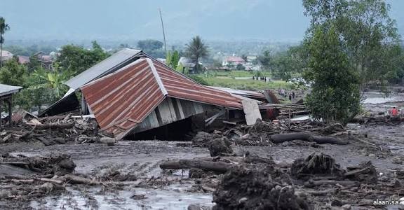 إندونيسيا تسعى لإجلاء سكان تقطعت بهم السبل مع مقتل 28 جراء فيضانات أمس