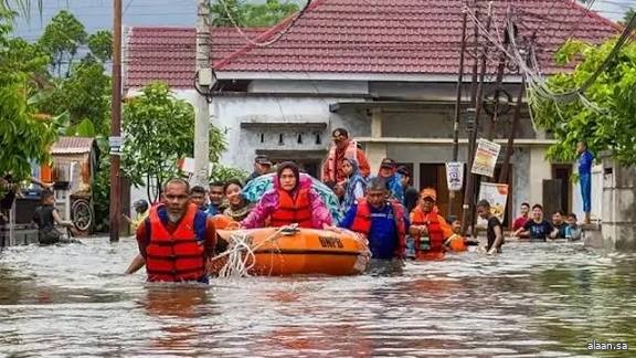 ارتفاع عدد وفيات فيضانات وسيول إندونيسيا إلى 303