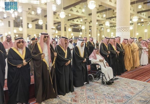 سمو أمير منطقة الرياض يؤدي صلاة الميت على صاحب السمو الأمير عبدالله بن فهد بن عبدالله بن عبدالعزيز بن مساعد بن جلوي