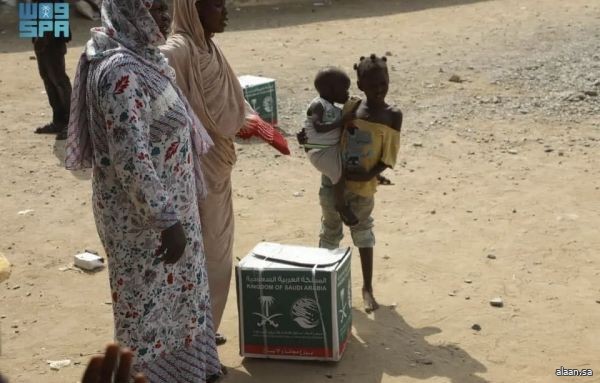مركز الملك سلمان للإغاثة يوزّع (500) سلة غذائية في محلية بورتسودان بولاية البحر الأحمر في السودان
