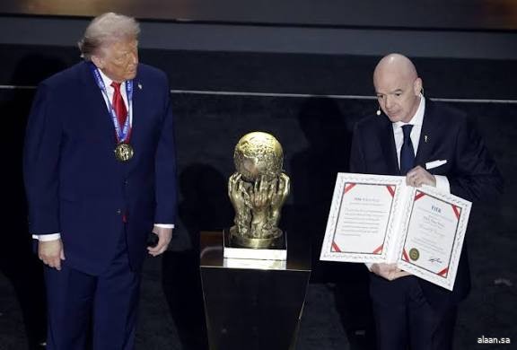 الرئيس الأمريكي يفوز بالنسخة الأولى لجائزة "فيفا" للسلام