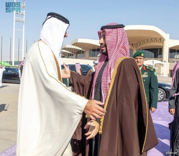 سمو أمير دولة قطر يغادر الرياض وفي مقدمة مودعيه سمو ولي العهد